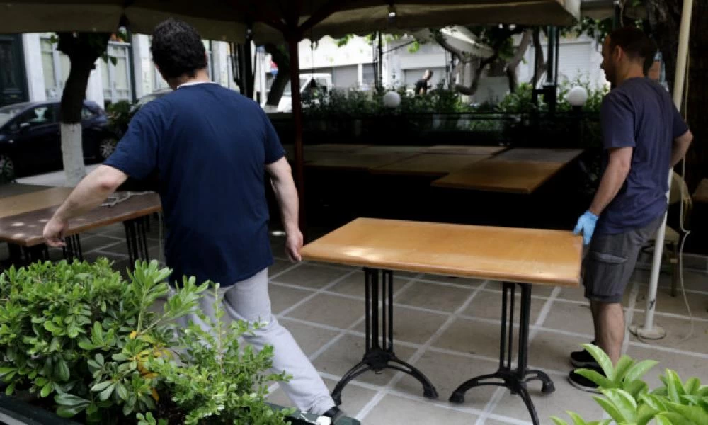 Αλλαγές στην εστίαση: Καταστηματάρχες νοικιάζουν ανοικτούς χώρους, «μετακομίζουν», μετρούν αποστάσεις με μεζούρες